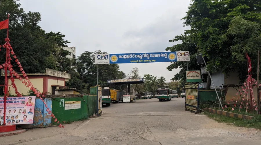 Three dead, six injured in two road accidents in Anakapalli and Visakhapatnam districts - The Hindu